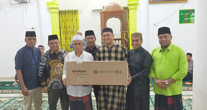 Tim Safari Ramadan secara simbolis menyerahkan fasilitas untuk Masjid Al-Munawaroh Desa Parpaudangan. (HO/Diskominfo Labura) 