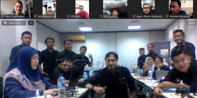 Tim redaksi Waspada Online foto bersama Founder Image Dynamics PR Jakarta Harry Tumengkol, Sabtu (9/3).