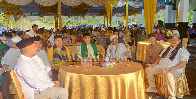 Terlihat tokoh masyarakat, Bupati Labura Hendriyanto Sitorus, Ketua Yayasan Haji Anif, Musa Rajekshah bersama masyarakat mendengarkan sambutan Pimpinan Ponpes Shohibul Arba'ah. (WOL Photo/Rifiq Syahri)