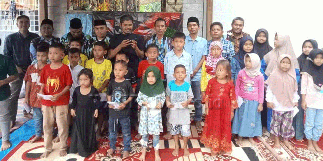 Ketua-DPD-IPK-Fahmi-Siregar-dan-Sekjen-foto-bersama-anak-yatim-di-Paluta