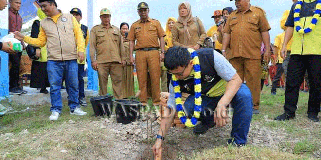 Hendriyanto-Sitorus-melakukan-peletakan-batu-pertama-pembuatan-Musholla-SMP-Negeri-3-Kecamatan-Kualuh-Leidong.