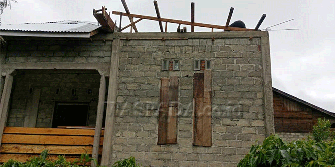 6 Unit Rumah Rusak, Akses Jalan Terhalang Pohon Tumbang – Waspada Online