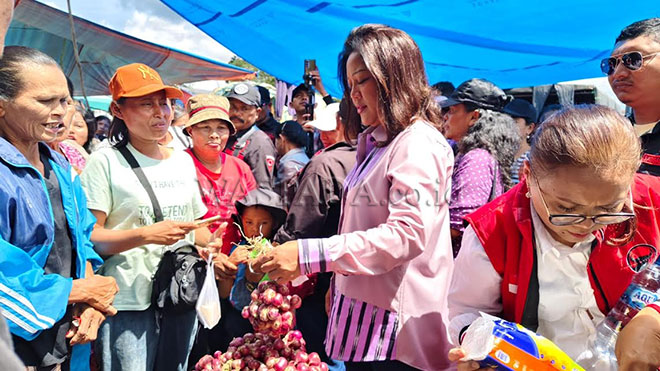 Blusukan ke Pekan Senin Sipahutar, Satika Borong Sembako untuk Dibagikan ke Warga