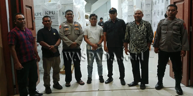 Panwascam Ujung Batu saat mengantarkan kotak suara sampai ke Gudang Logistik KPU Paluta