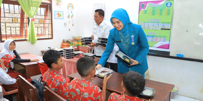 Pemkab-Labura-didampingi-Ketua-TP-PKK-Ny-dr.-Rama-Dhona-Hendriyanto-Sitorus-M.Ked(Ped)-Sp.A-meninjau-langsung-uji-coba-makanan-bergizi-di-sekolah-2