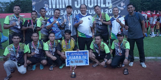 Wakil-Bupati-Asahan-saat-mengalungkan-medali-kepada-salah-satu-tim-pemenang-mini-soccer-PWI-Asahan-Cup-II-2